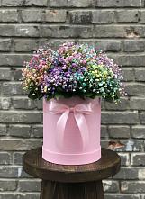 Цветочная композиция из Гипсофила и Розы в шляпной коробке в Сельхозтехнике