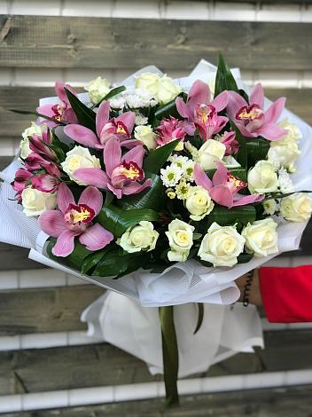 Букет цветов из: Розы и Хризантемы в Сельхозтехнике