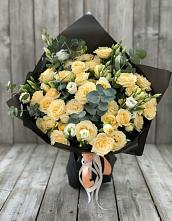 Букет цветов из:  Розы и Лизиантусы в Сельхозтехнике