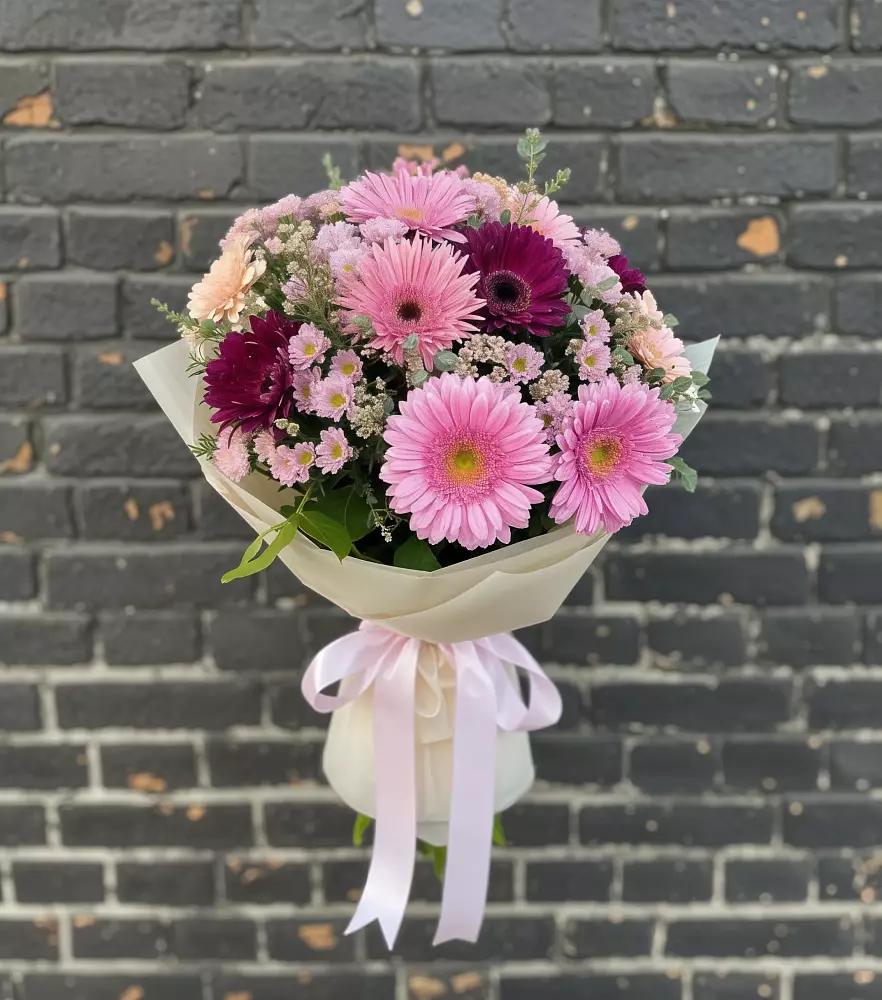 Букет цветов из: Герберы и Хризантемы в Сельхозтехнике