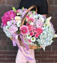 Композиция солнечный день в Сельхозтехнике Цветочная композиция из Розы, Хризантемы, Пионы и Лизиантусы в корзине в Сельхозтехнике