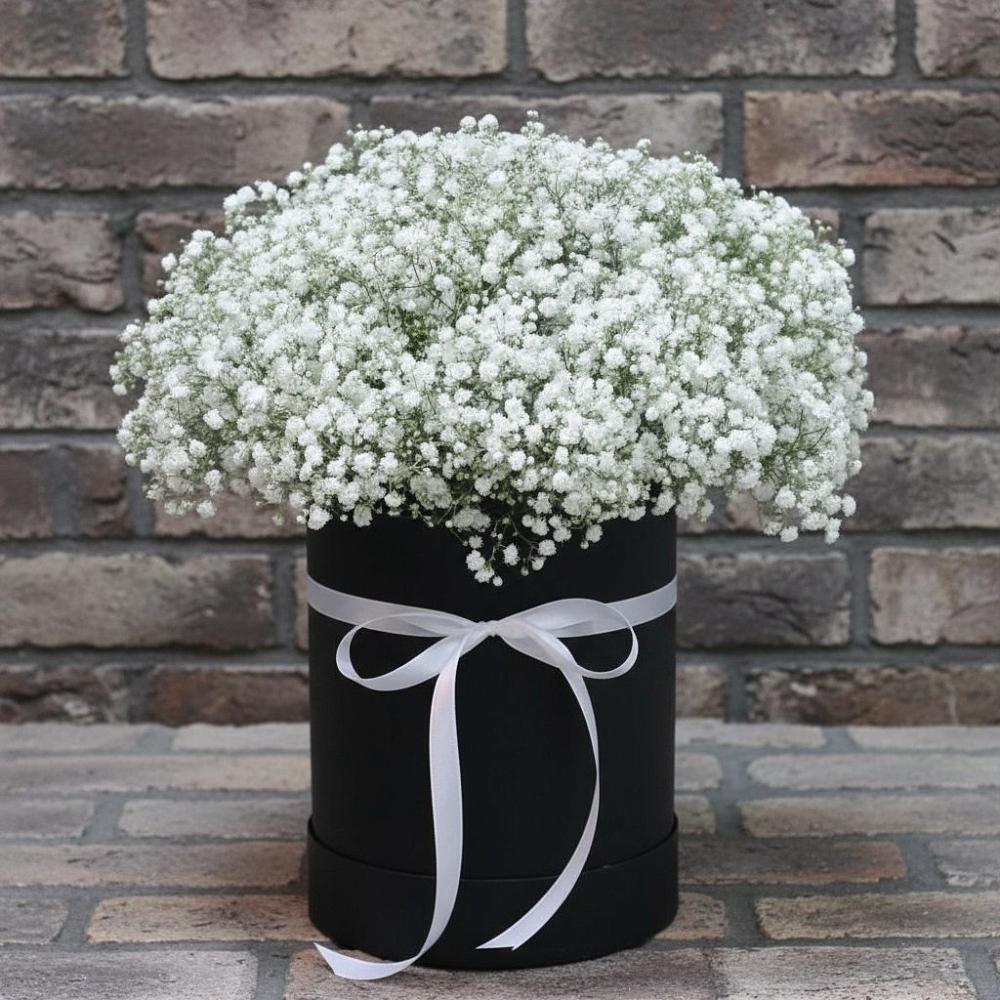 Цветочная композиция из Гипсофила в шляпной коробке в Сельхозтехнике