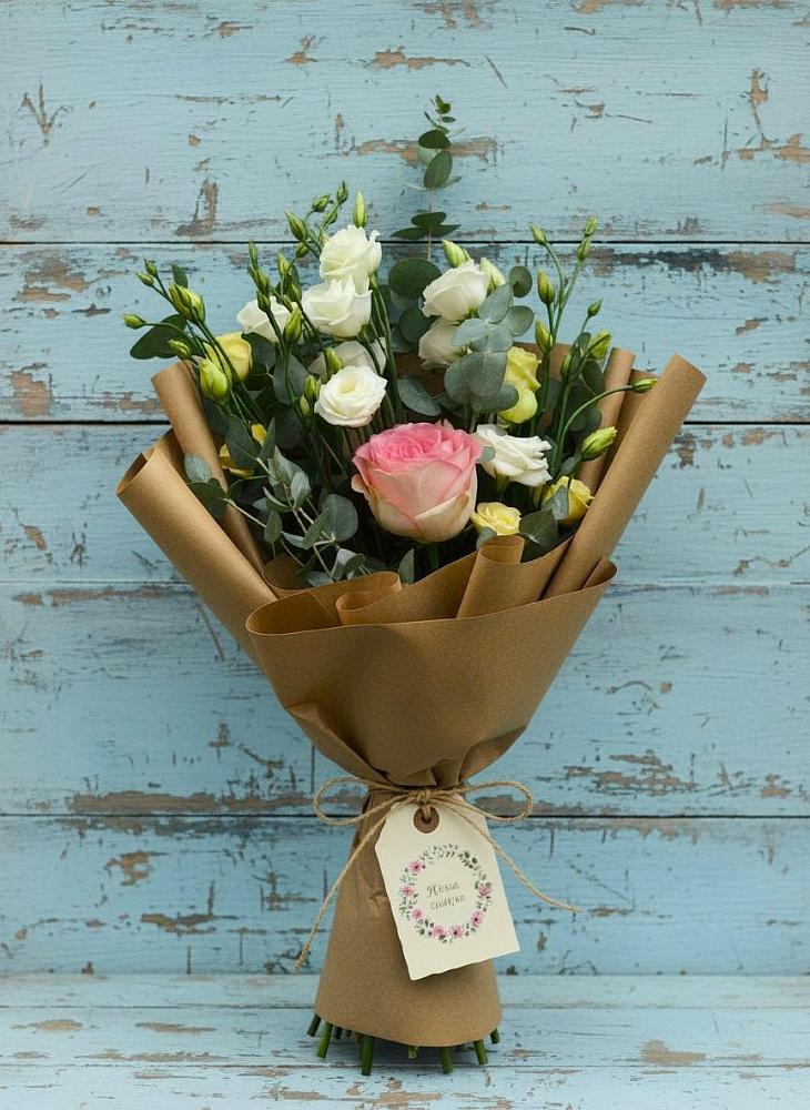 Букет цветов из: Розы и Лизиантусы в Сельхозтехнике