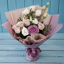 Букет цветов из:  Розы и Лизиантусы в Сельхозтехнике