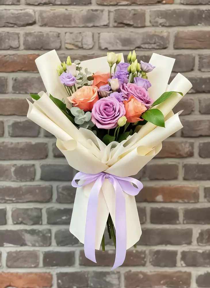 Букет цветов из: Лизиантусы и Розы в Сельхозтехнике