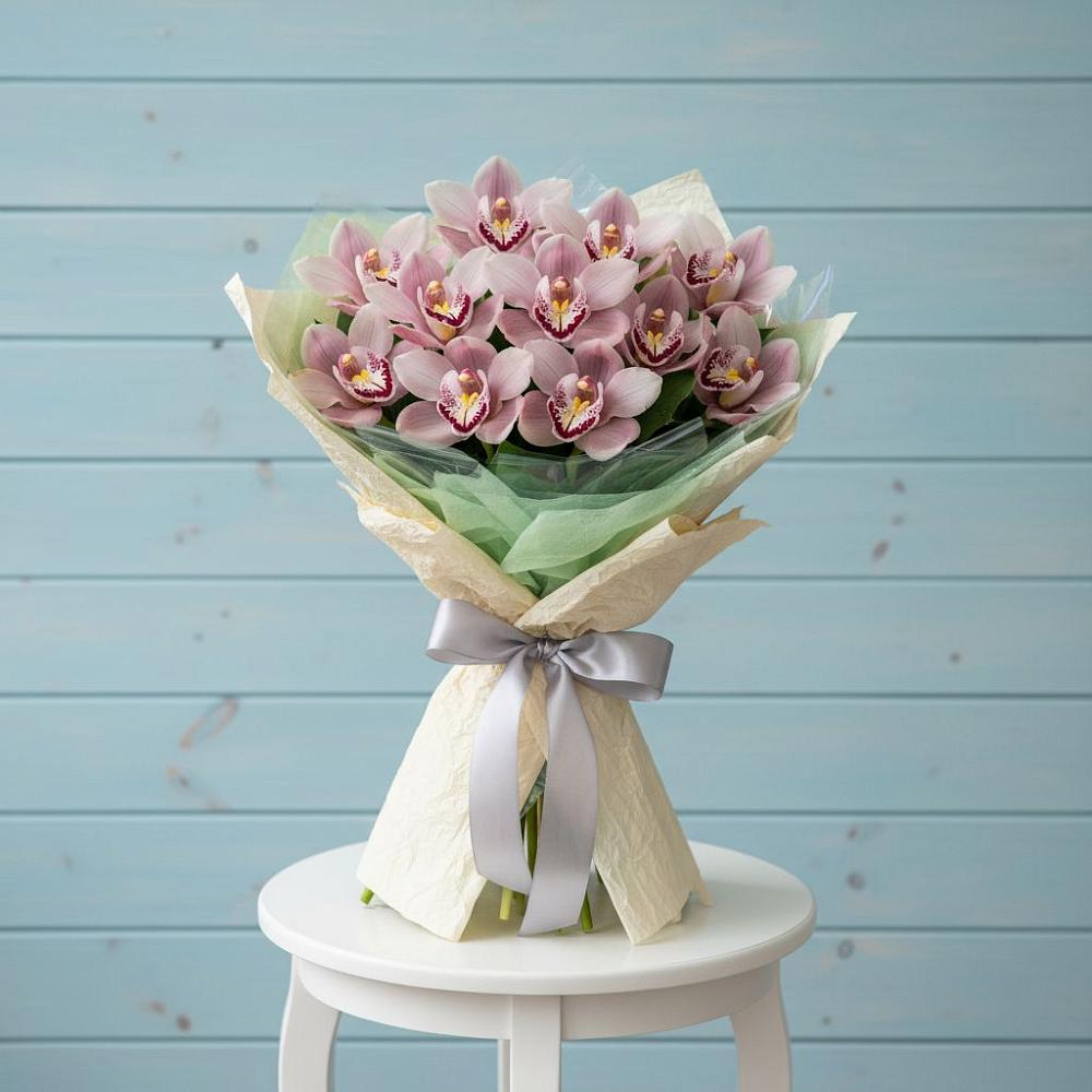 Букет цветов из: Орхидеи и Розы в Сельхозтехнике