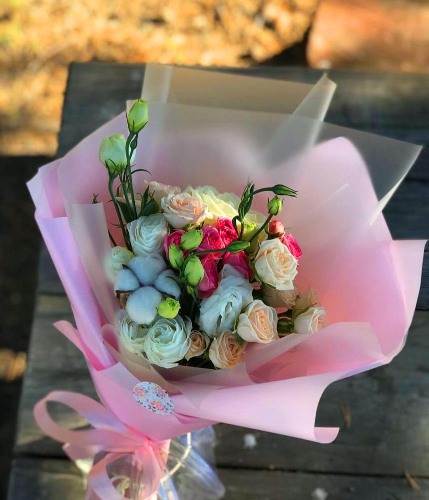 Букет цветов из: Розы и Лизиантусы в Сельхозтехнике