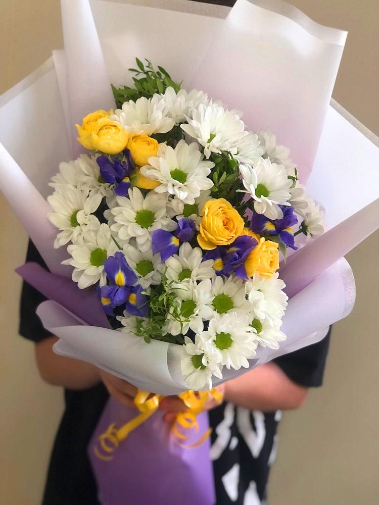 Букет цветов из: Ирисы, Хризантемы и Розы в Сельхозтехнике