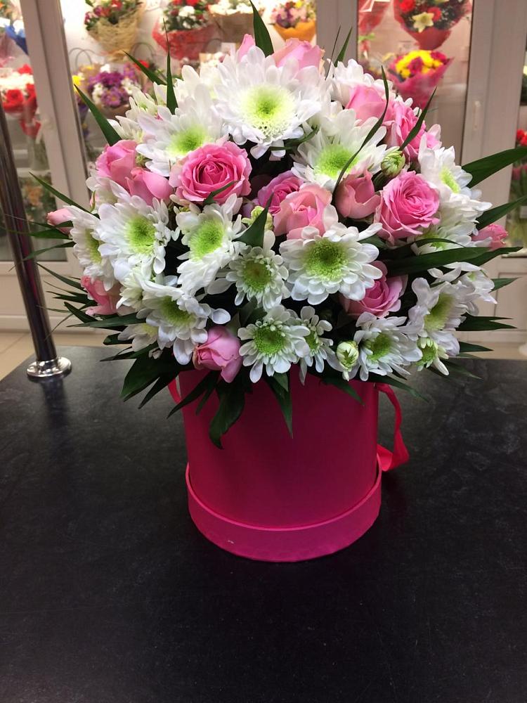 Цветочная композиция из Розы и Хризантемы в шляпной коробке в Сельхозтехнике