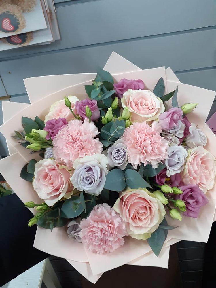 Букет цветов из: Розы, Гвоздики и Лизиантусы в Сельхозтехнике