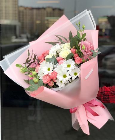 Букет цветов из: Розы, Лизиантусы и Хризантемы в Сельхозтехнике