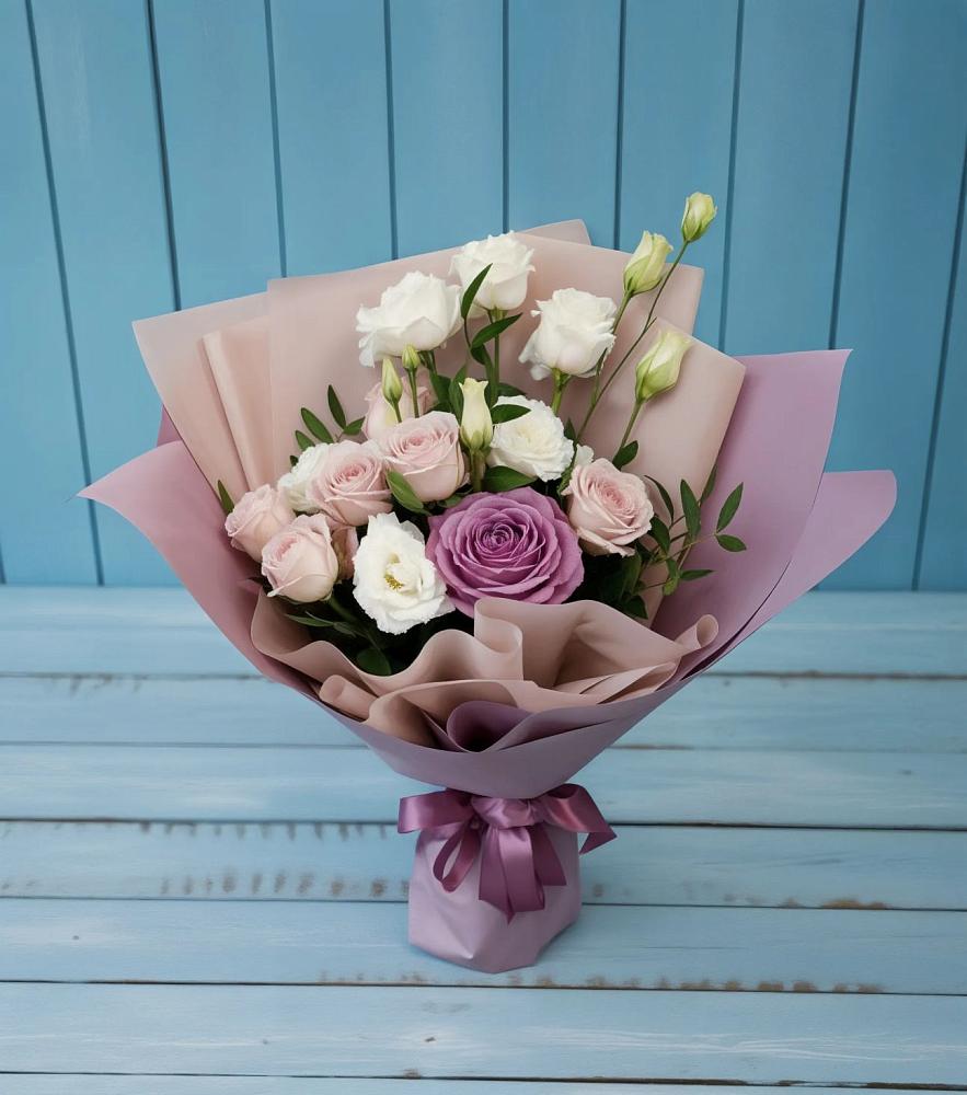 Букет цветов из: Розы и Лизиантусы в Сельхозтехнике